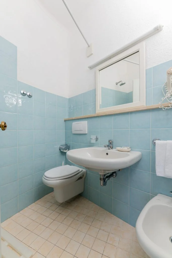 Un bagno interno, con lavabo e specchio