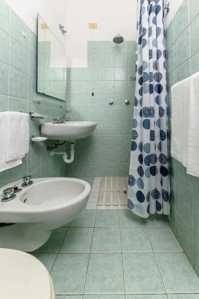 Un bagno interno con la doccia