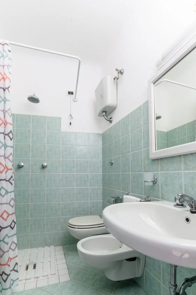 Un bagno interno con la doccia e lo specchio