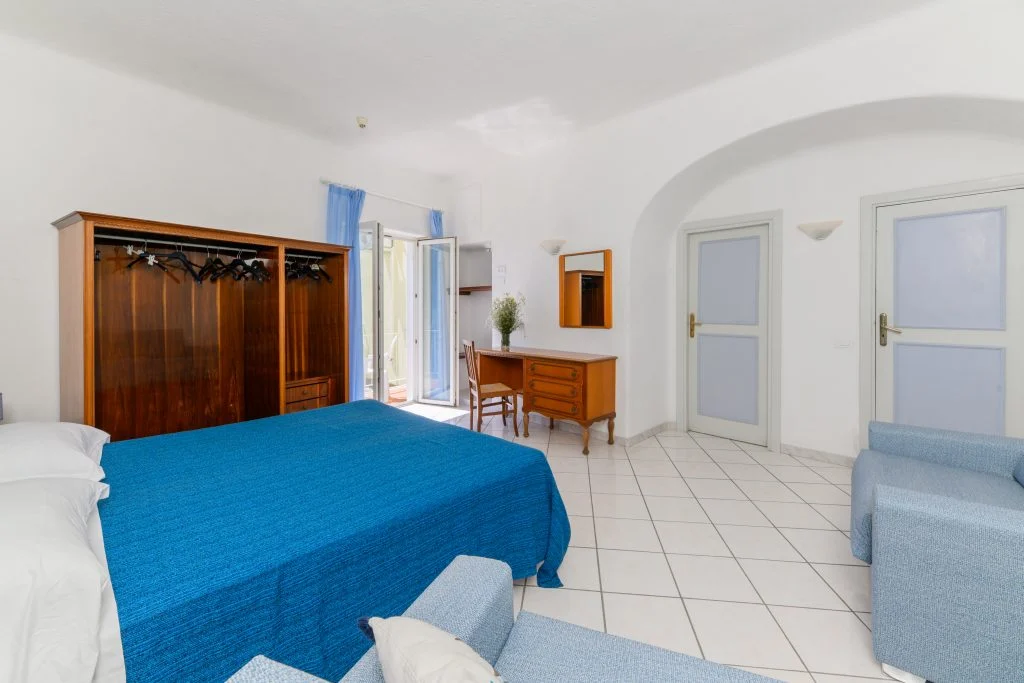 Camera familiare con letto matrimoniale e arredi in legno
