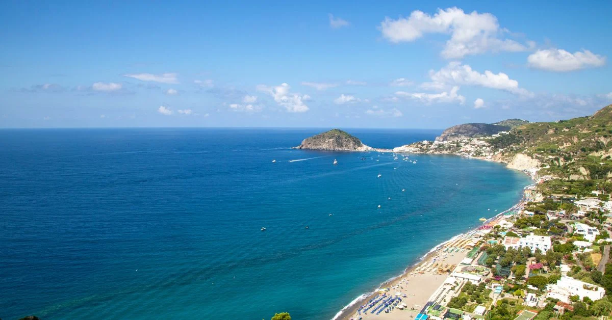 La baia dei Maronti e Sant’Angelo viste dall’alto