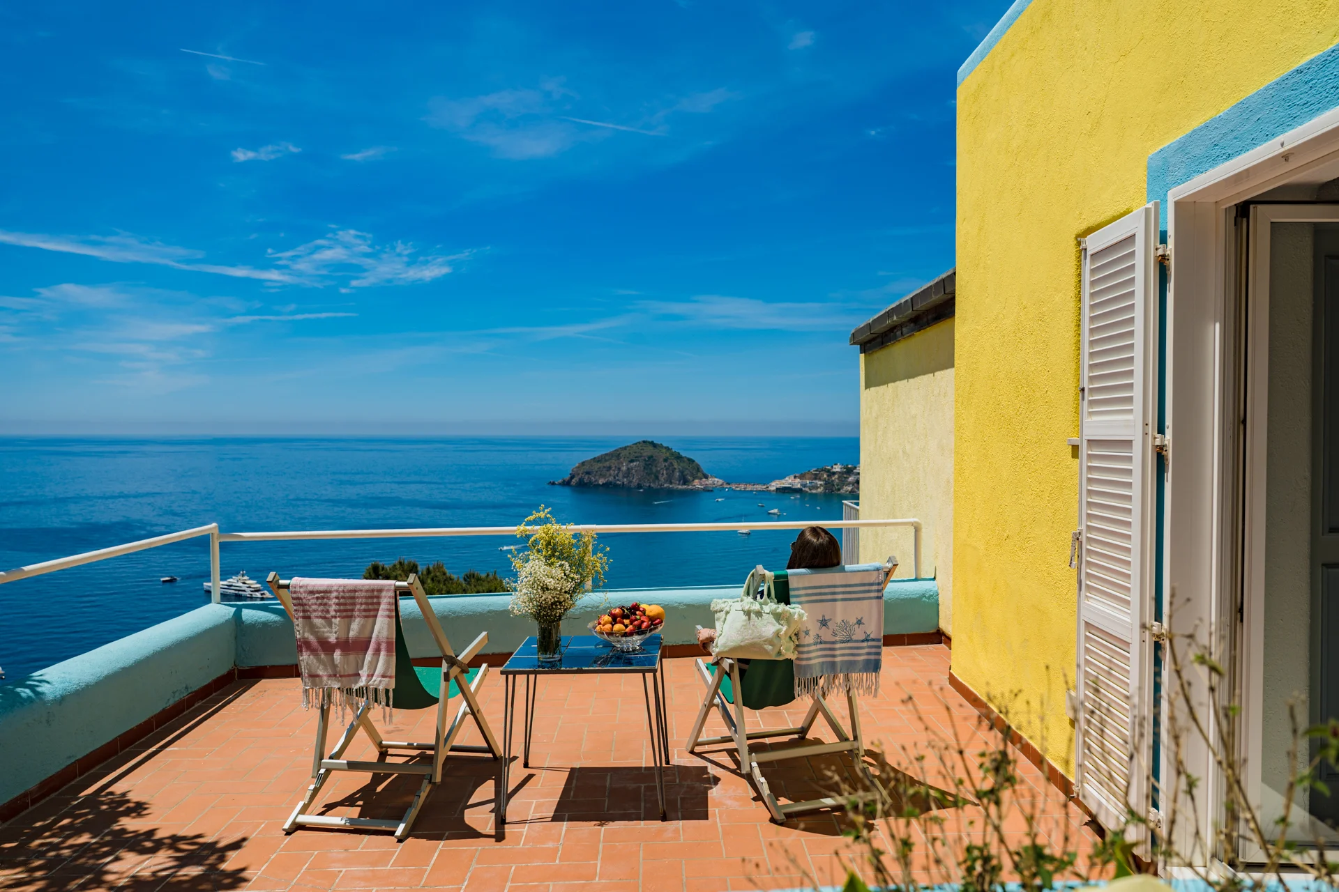 La terrazza dell’Hotel Sunset Green affacciata sul mare e sullo scoglio di Sant’Angelo